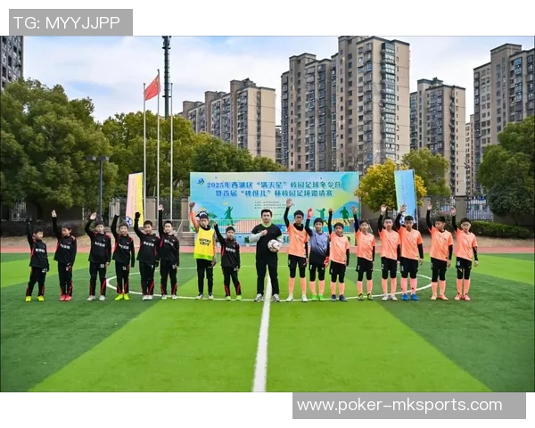 提着足球走的少年梦与成长路上的坚持与奋斗